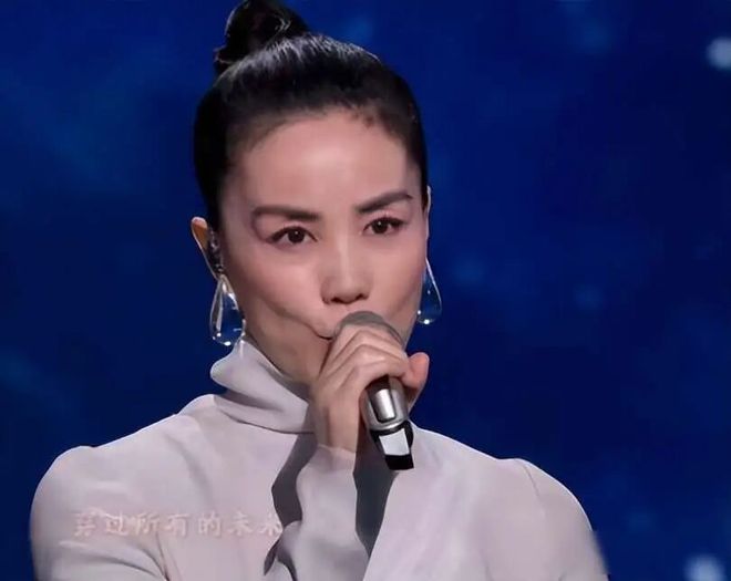 王菲六登春晚不靠舞美靠嗓子街舞对决拼到喘不过气技术流反而更怕“假热闹”(图5) 王菲六登春晚不靠舞美靠嗓子街舞对决拼到喘不过气技术流反而更怕“假热闹”(图5)