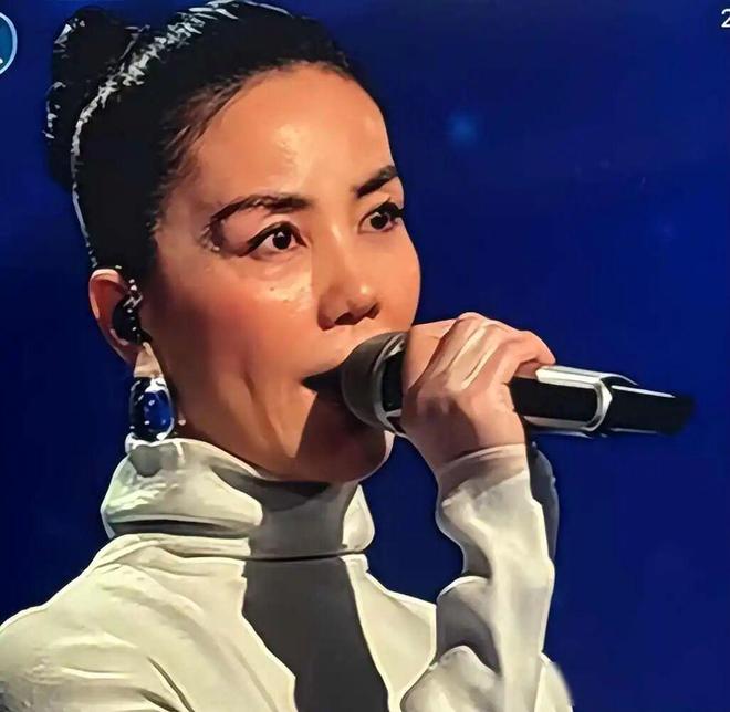 王菲六登春晚不靠舞美靠嗓子街舞对决拼到喘不过气技术流反而更怕“假热闹”(图4) 王菲六登春晚不靠舞美靠嗓子街舞对决拼到喘不过气技术流反而更怕“假热闹”(图4)